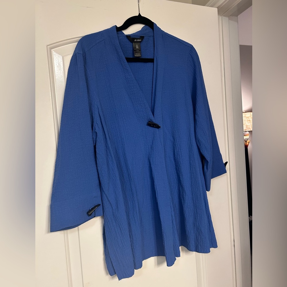 An Ali Miles Size 1x comfortable flowing top with black unique buttons